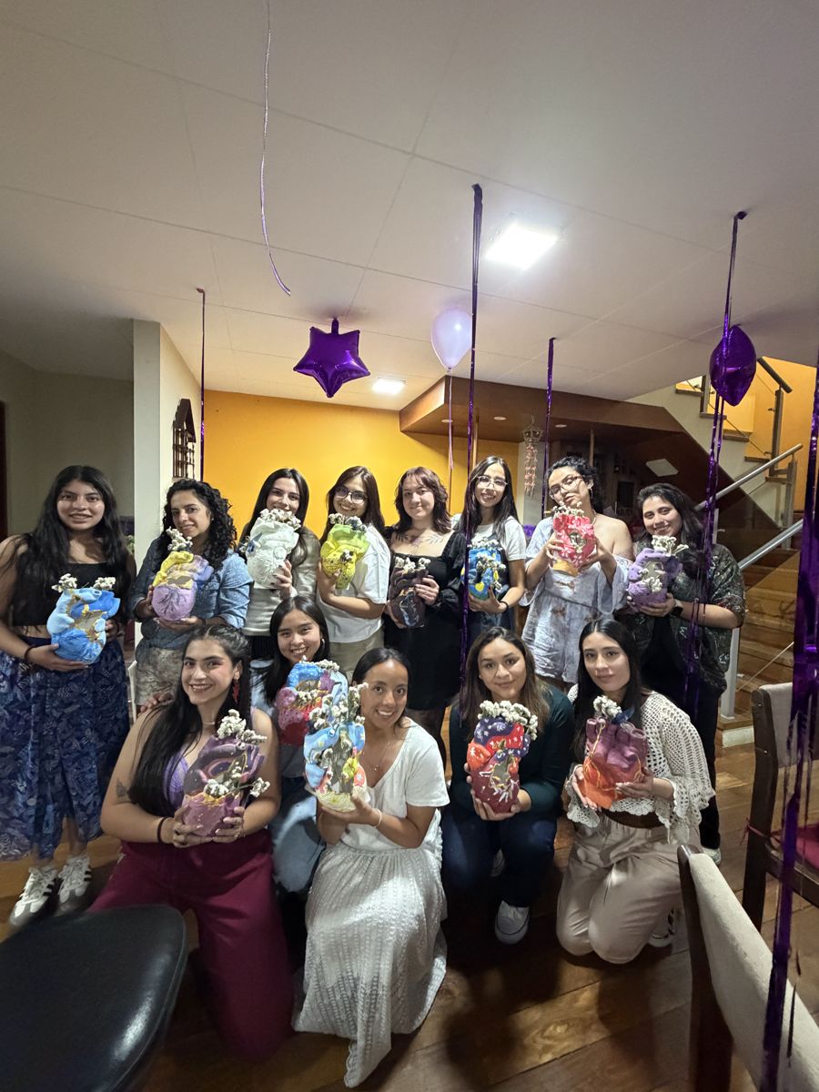 Participantes reunidas con sus macetas