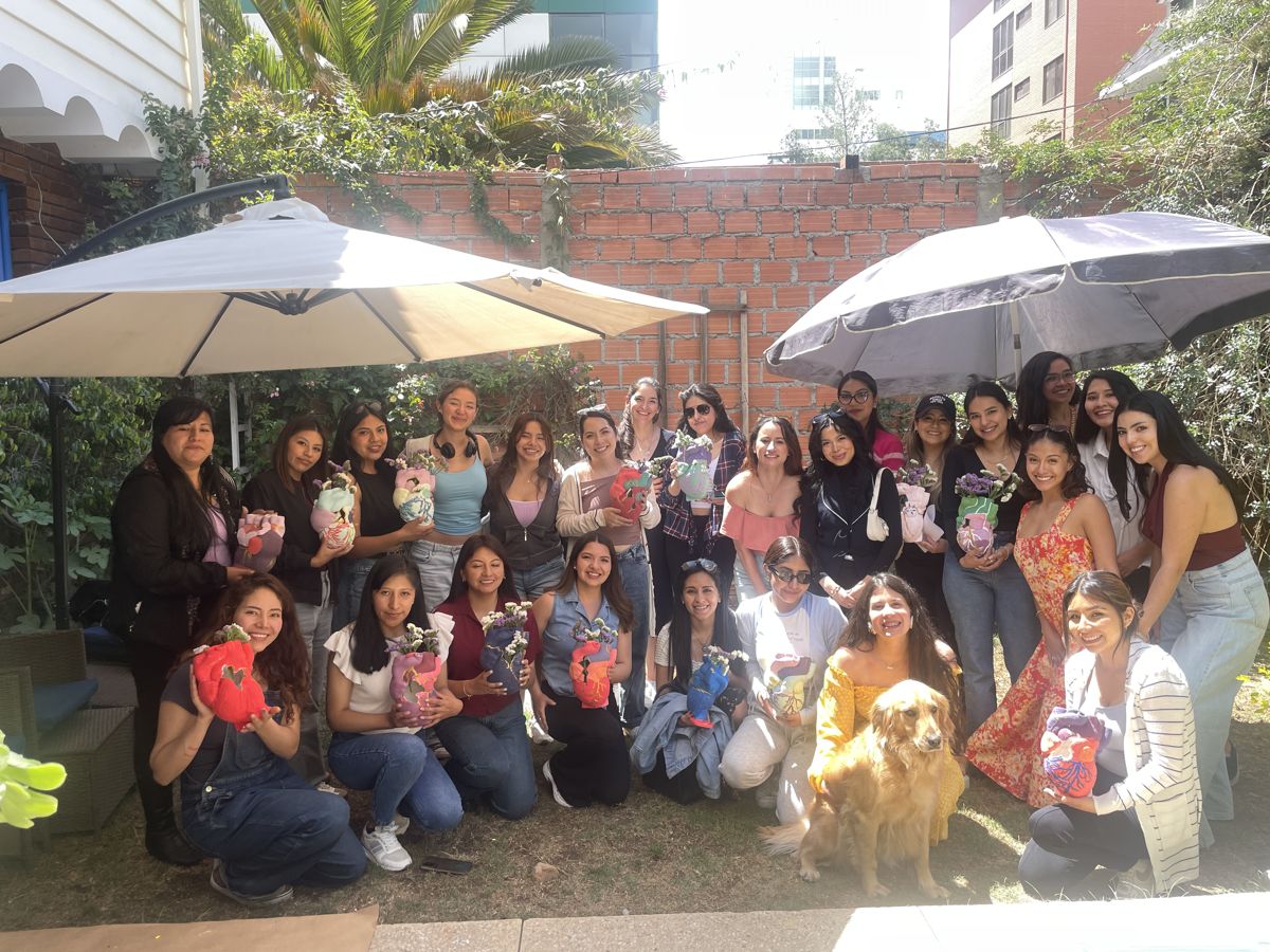 Grupo grande del taller en un jardín