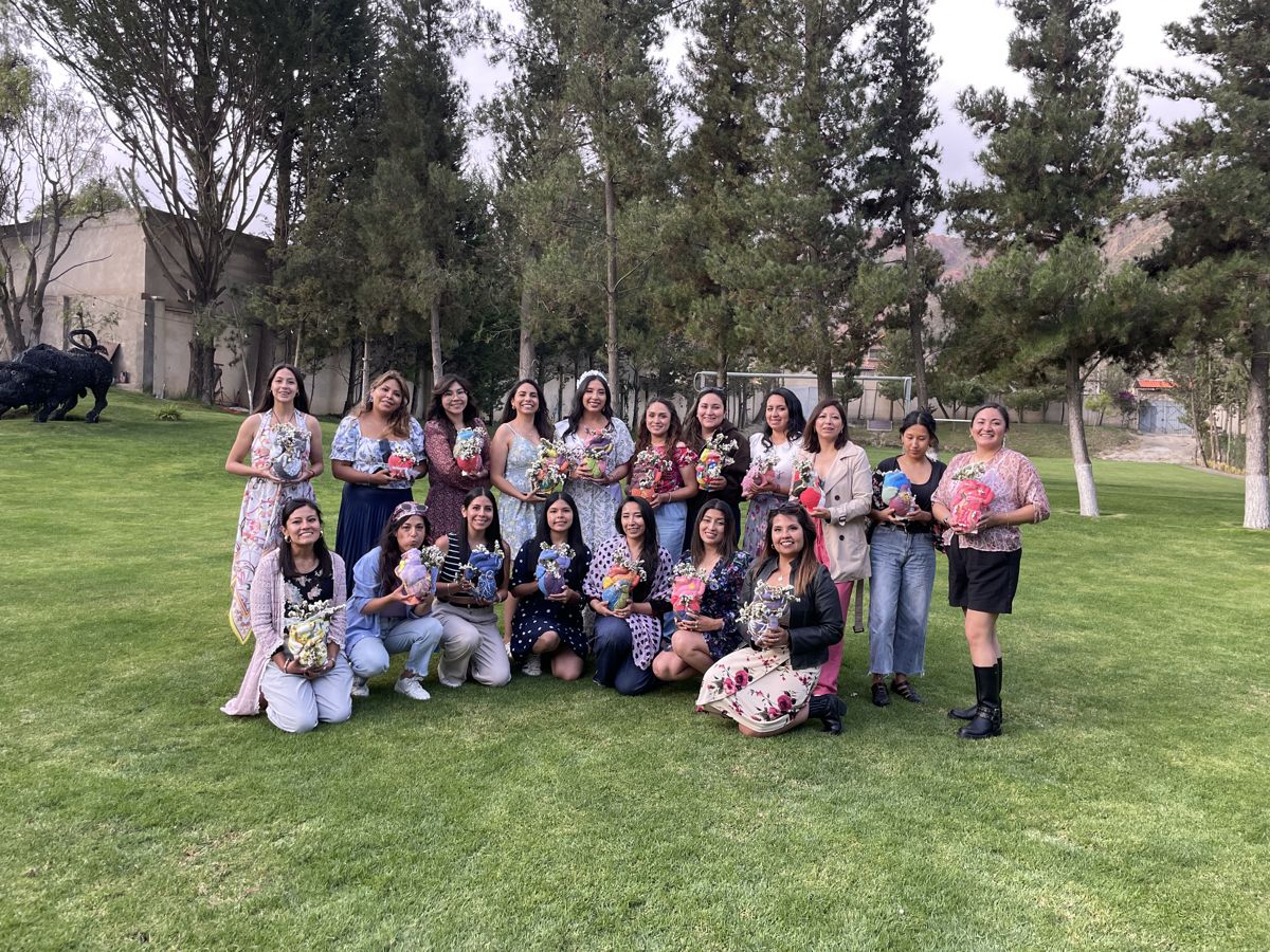Grupo en el jardín mostrando sus macetas