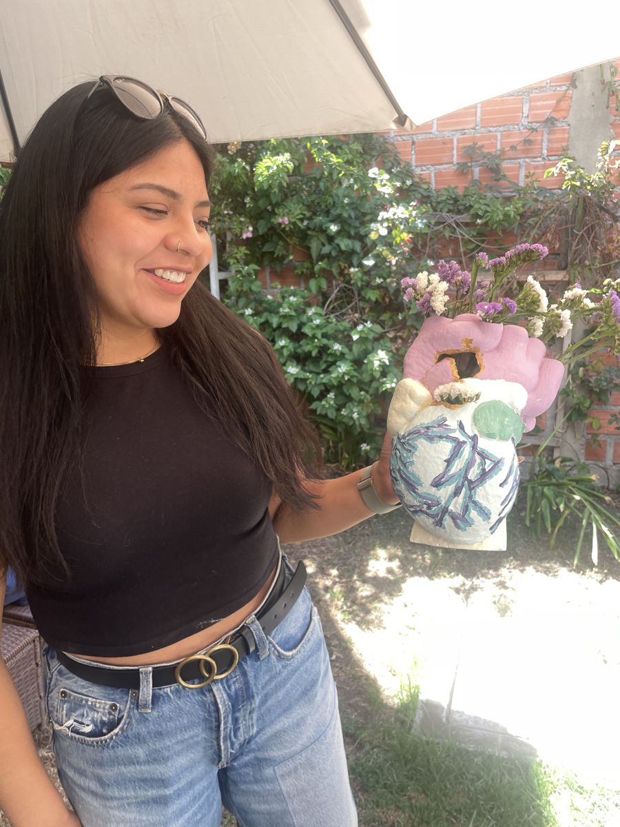 Participante sonriendo con su maceta terminada