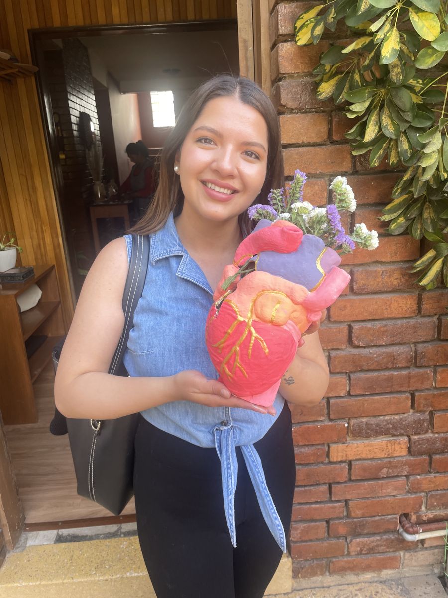 Participante con su maceta en forma de corazón