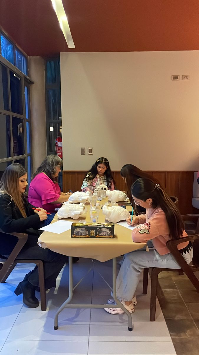 Mesa compartida durante el taller