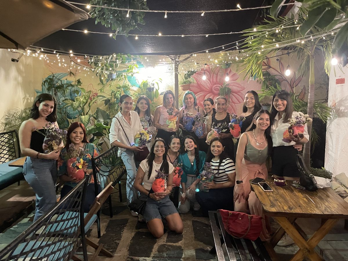 Grupo del taller en una terraza con luces