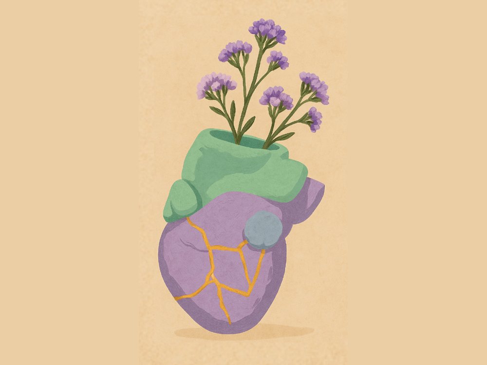 Ilustración de una maceta en forma de corazón con grietas doradas y flores