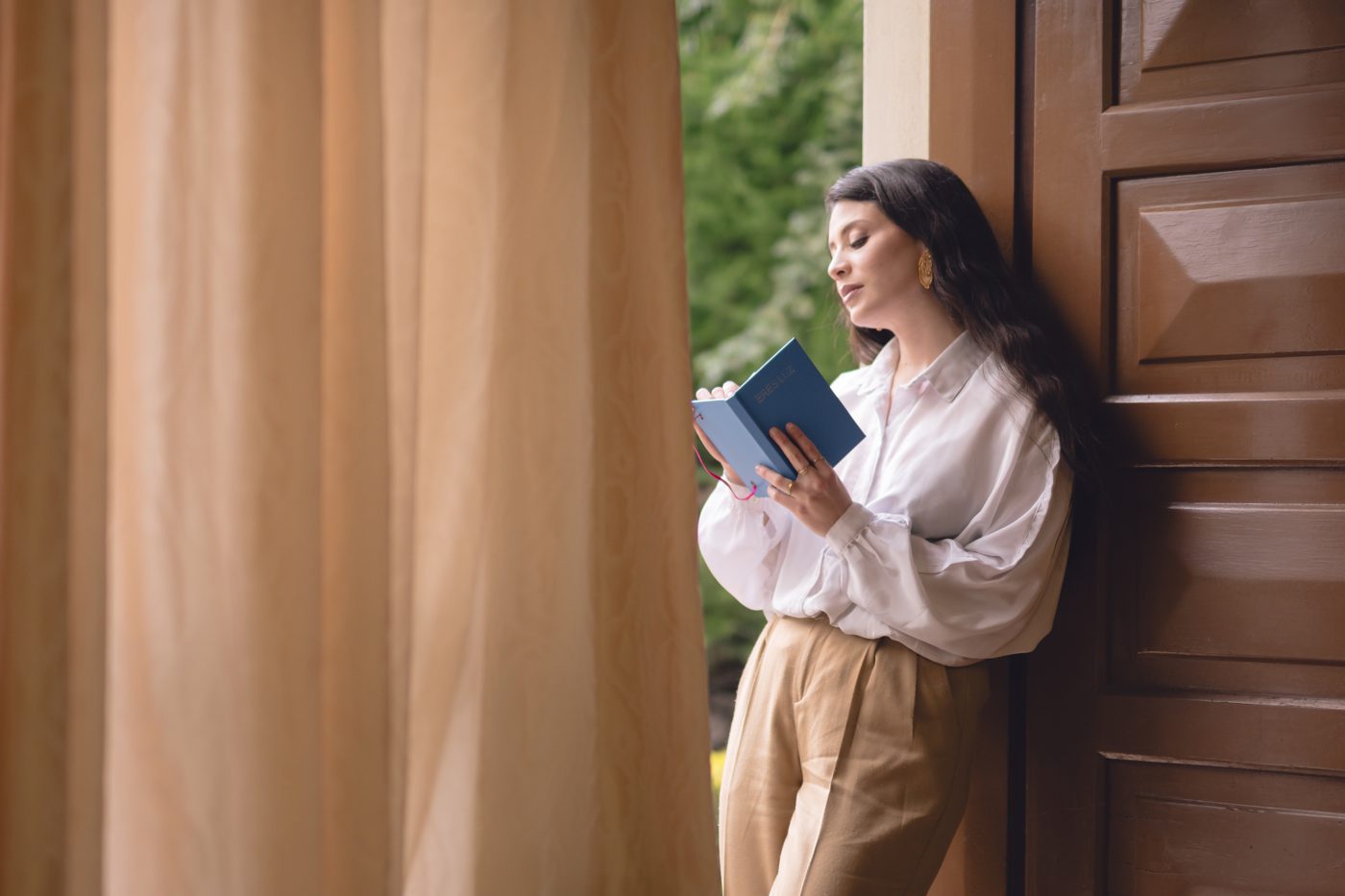 Irma Zegarra leyendo junto a una ventana