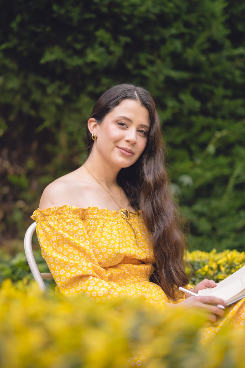 Irma Zegarra, psicoterapeuta, sentada en un jardín